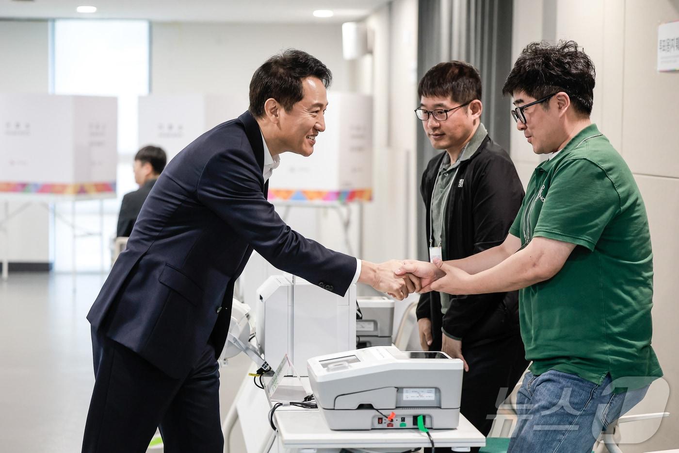 제21대 대통령 선거 사전투표를 하루 앞둔 28일 서울 중구 신당누리센터에 설치된 사전투표소를 찾은 오세훈 서울시장이 사전투표 준비상황 점검을 하며 직원들과 인사를 나누고 있다. (공동취재) 2025.5.28/뉴스1 ⓒ News1 허경 기자