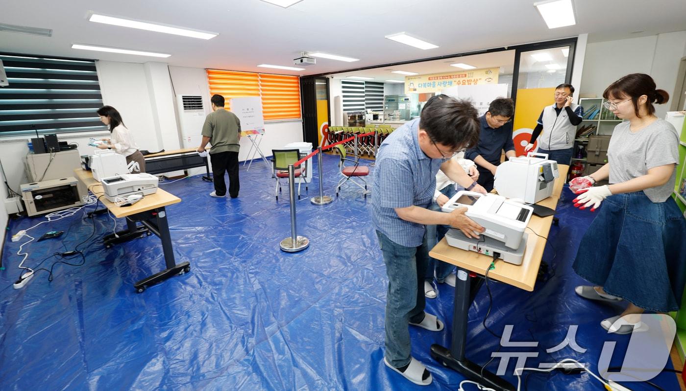 제21대 대통령선거 사전투표를 하루 앞둔 28일 오전 광주시 동구 지산2동 마을사랑체에서 투표소를 설치하고 있다. ⓒ News1 김태성 기자