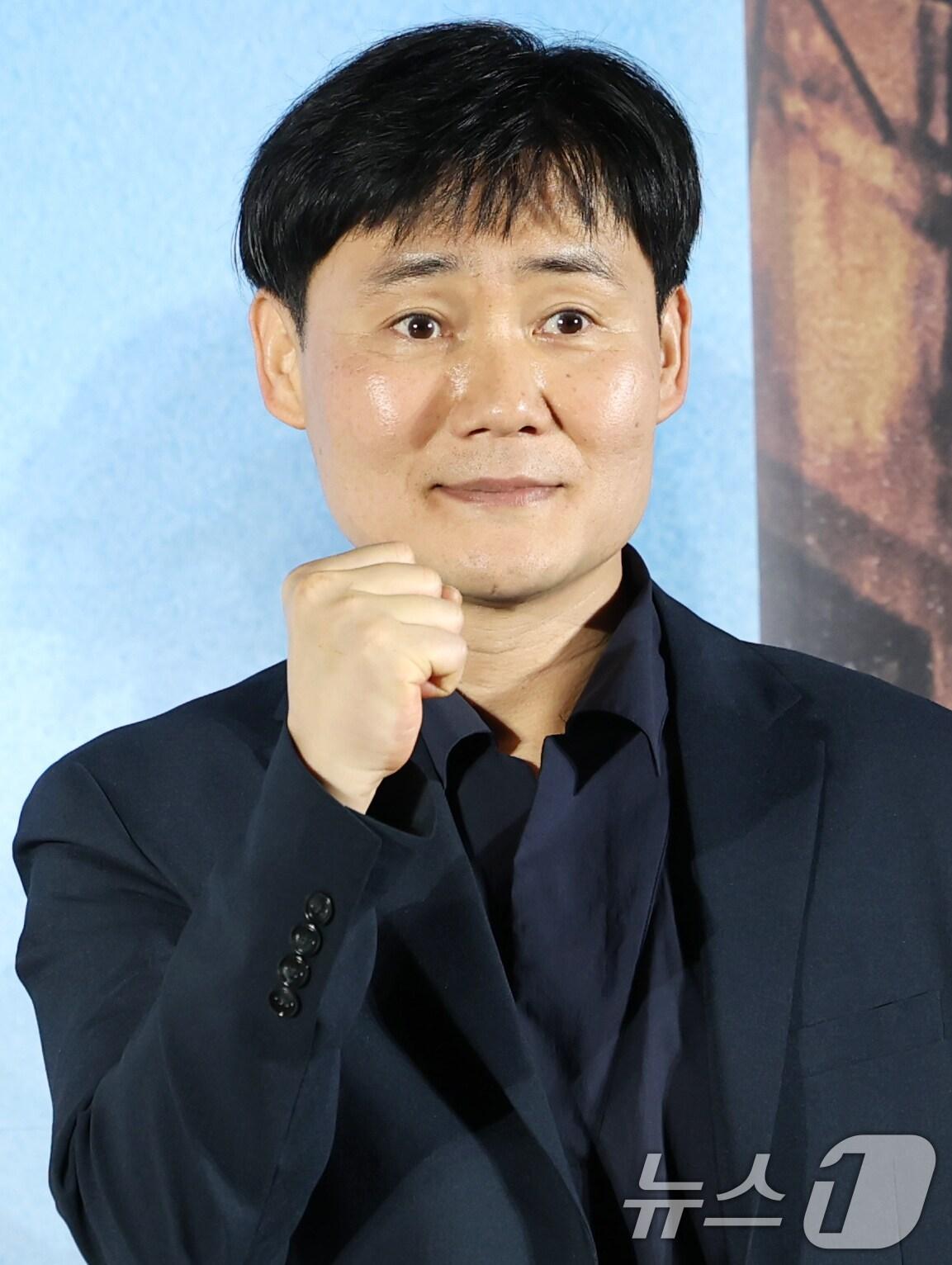 본문 이미지 - 이성태 감독이 28일 서울 광진구 건대입구 롯데시네마에서 열린 새 드라마 &#39;ONE : 하이스쿨 히어로즈&#39; 제작발표회에 참석해 포즈를 취하고 있다. &#39;ONE : 하이스쿨 히어로즈&#39;는 아버지의 억압에 시달리던 전교 1등 의겸&#40;이정하 분&#41;과 그의 천부적인 싸움 재능을 이용하려는 윤기&#40;김도완 분&#41;가 복면을 쓴 &#39;하이스쿨 히어로즈&#39;를 결성해 억눌린 분노를 폭발시켜 학교 폭력 서열을 뒤엎는 하이스쿨 액션 드라마다. 2025.5.28/뉴스1 ⓒ News1 권현진 기자