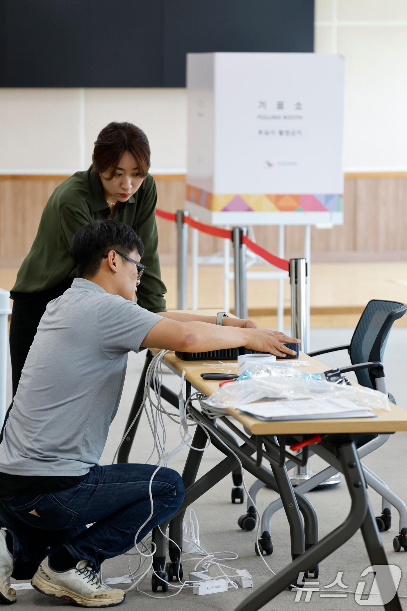 본문 이미지 - 제21대 대통령선거 사전투표를 하루 앞둔 28일 오전 광주시 동구 산수동 푸른마을공동체센터에서 투표소 설치 작업을 하고 있다. 2025.5.28/뉴스1 ⓒ News1 김태성 기자