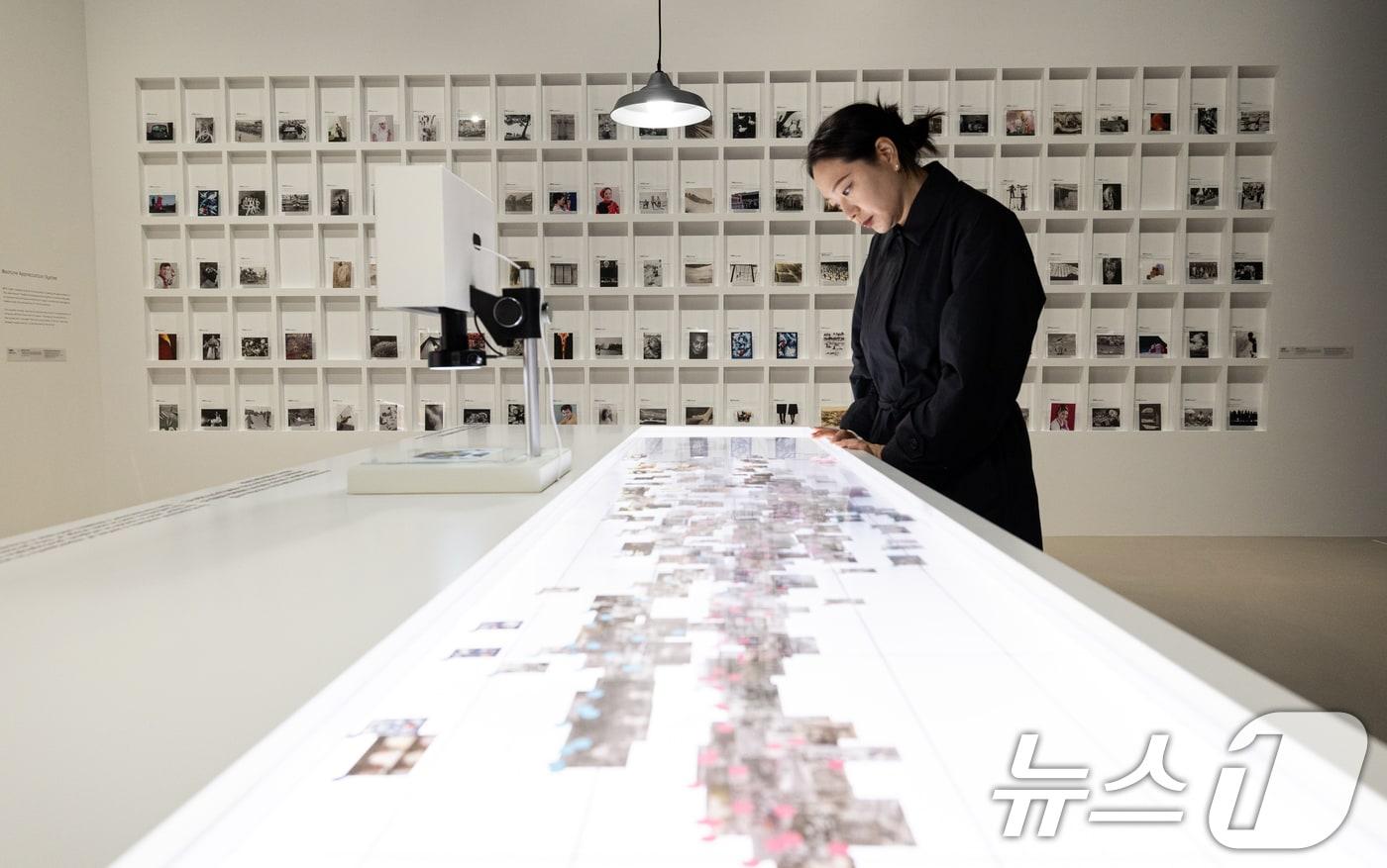 28일 서울 도봉구 서울 시립 사진미술관에 작품들이 전시돼 있다. 국내 첫 사진 매체 특화 공공미술관인 서울 시립 사진미술관은 29일 공식 개관하며, 개관 특별전으로는 오는 10월 12일까지 '광채 光彩: 시작의 순간들'과 '스토리지 스토리'를 선보인다. 8월까지 매주 주말과 공휴일마다 소장품과 건립 과정을 주제로 한 전문가 연계 프로그램도 운영한다. 2025.5.28/뉴스1 ⓒ News1 이승배 기자