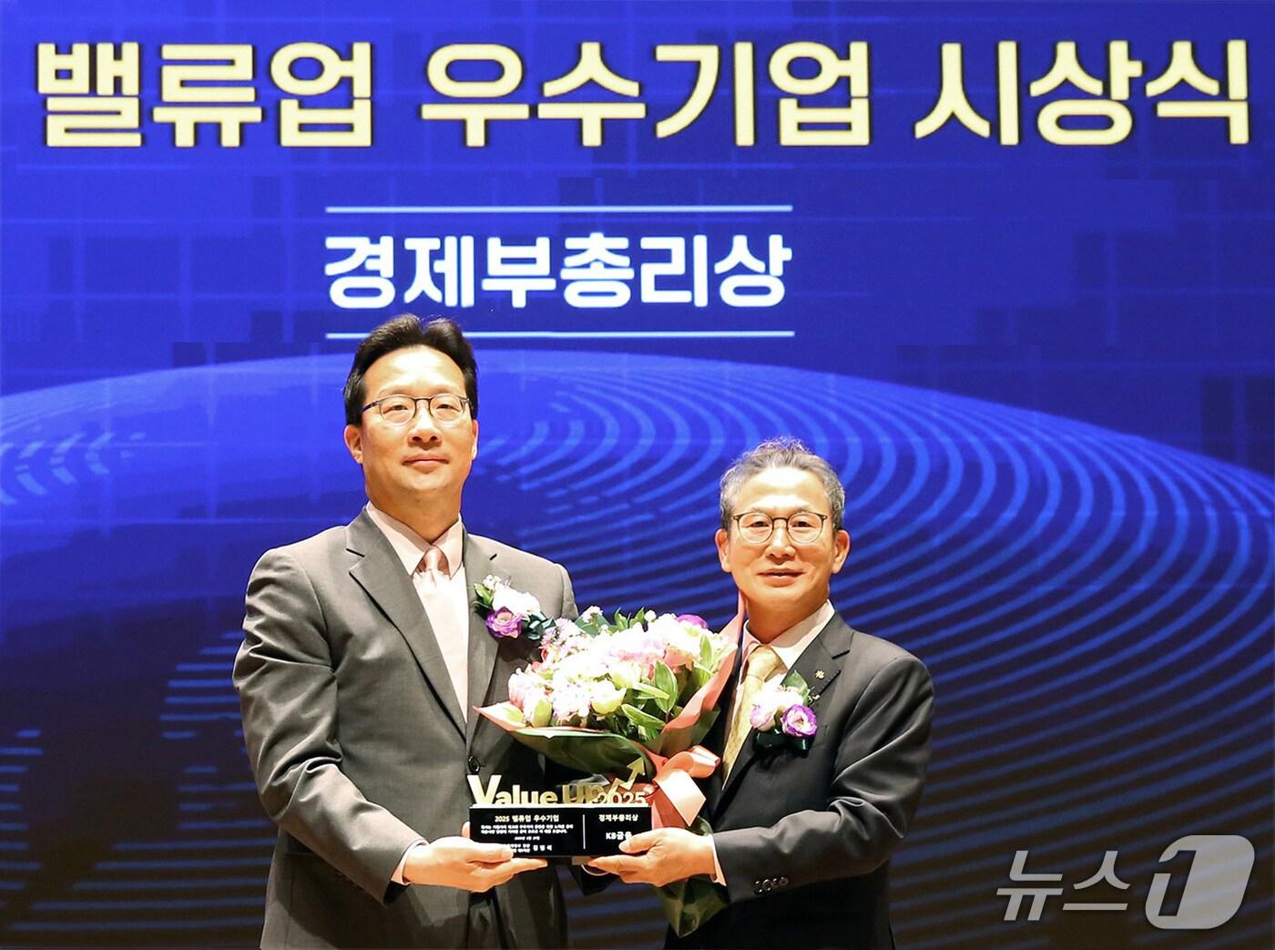 본문 이미지 - 지난 27일 서울 여의도 한국거래소에서 열린 밸류업 우수기업 시상식에서 양종희 KB금융그룹 회장(오른쪽)과 윤인대 기획재정부 차관보가 기념 촬영을 하고 있다