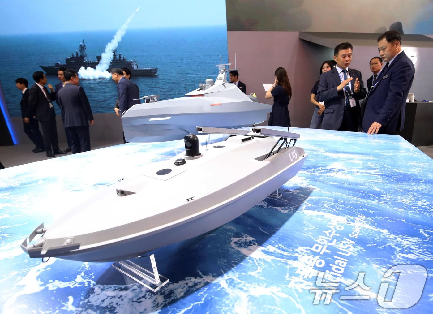 본문 이미지 - 부산 해운대구 벡스코 제1전시장에서 열린 &#39;2025 국제해양방위산업전&#40;MADEX&#41;&#39;에서 참가자들이 LIG넥스원 부스를 찾아 자폭용 무인수상정을 살펴보고 있다.  &#40;자료사진&#41; 2025.5.28/뉴스1 ⓒ News1 윤일지 기자