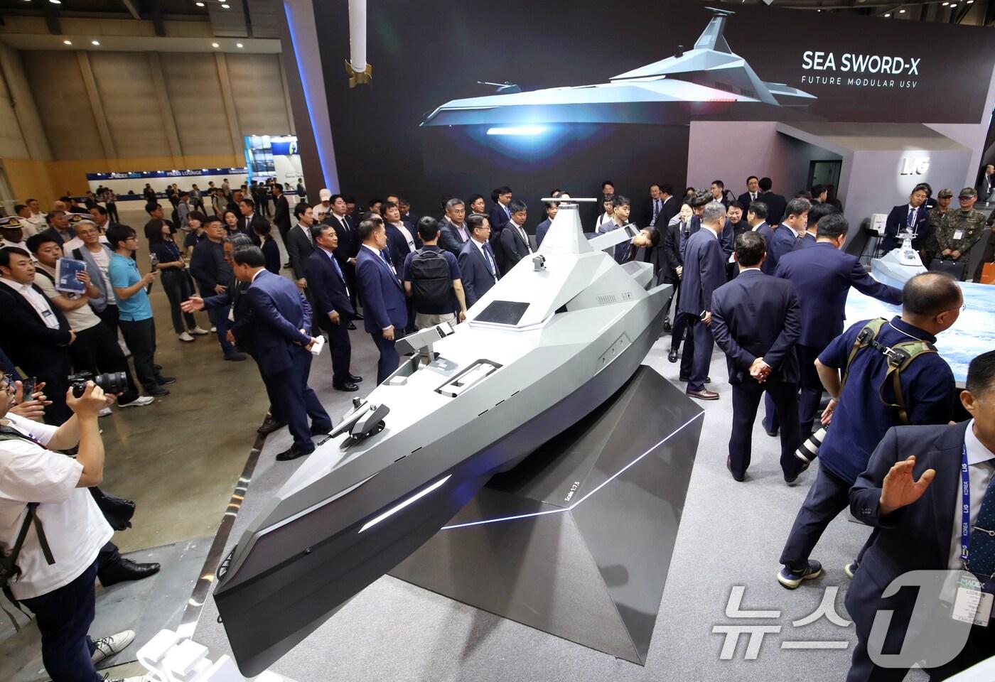 지난 5월28일 부산 해운대구 벡스코 제1전시장에서 열린 '2025 국제해양방위산업전(MADEX)'에서 참가자들이 LIG넥스원 부스를 찾아 미래 무인수상정 콘셉트 모델 '해검-X'를 살펴보고 있다.  2025.5.28/뉴스1 ⓒ News1 윤일지 기자