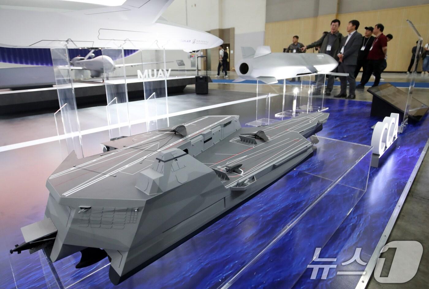 28일 부산 해운대구 벡스코 제1전시장에서 열린 '2025 국제해양방위산업전(MADEX)'에서 참가자들이 대한항공 부스를 찾아 저피탐 다목적 무인 편대기 등을 살펴보고 있다. 올해로 14번째를 맞이하는 이번 전시에는 14개국에서 200여개 방산 기업·기관이 참가한다. 2025.5.28/뉴스1 ⓒ News1 윤일지 기자