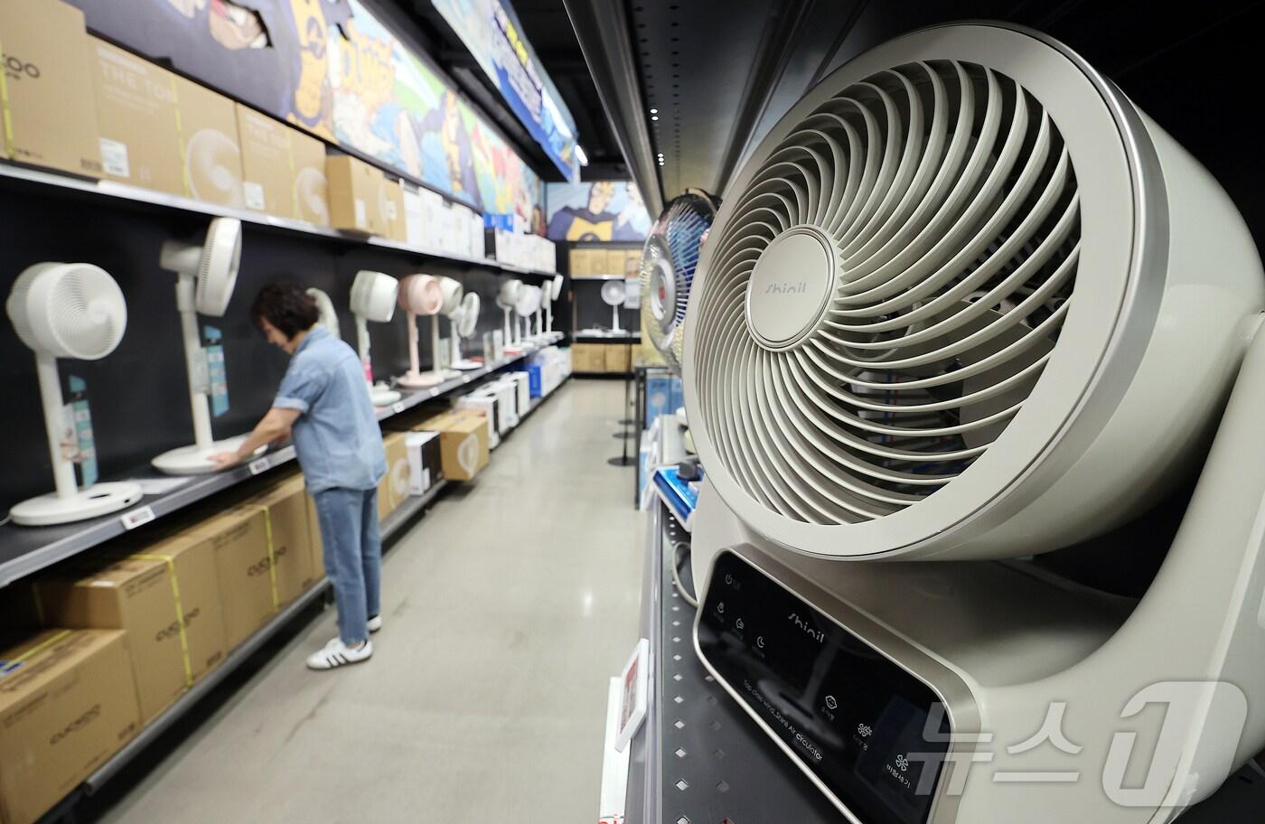 서울 시내 한 대형마트에 선풍기가 진열되어 있다. 2025.5.28/뉴스1 ⓒ News1 김진환 기자