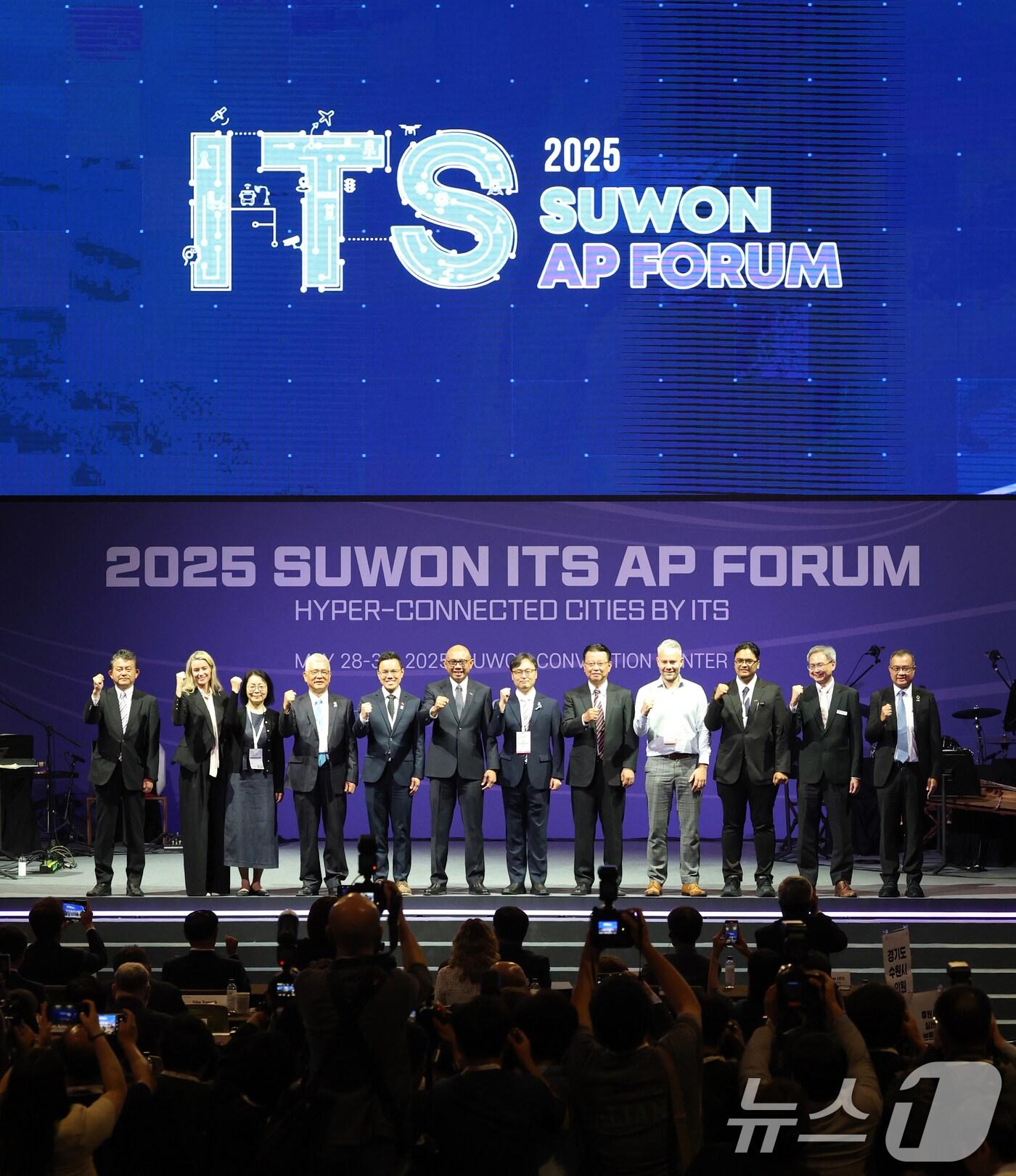 본문 이미지 - &#39;2025 수원 ITS 아태총회&#39;가 개막한 28일 오전 경기 수원시 영통구 수원컨벤션센터에서 내빈들이 기념촬영을 하고 있다. 2025.5.28/뉴스1 ⓒ News1 김영운 기자