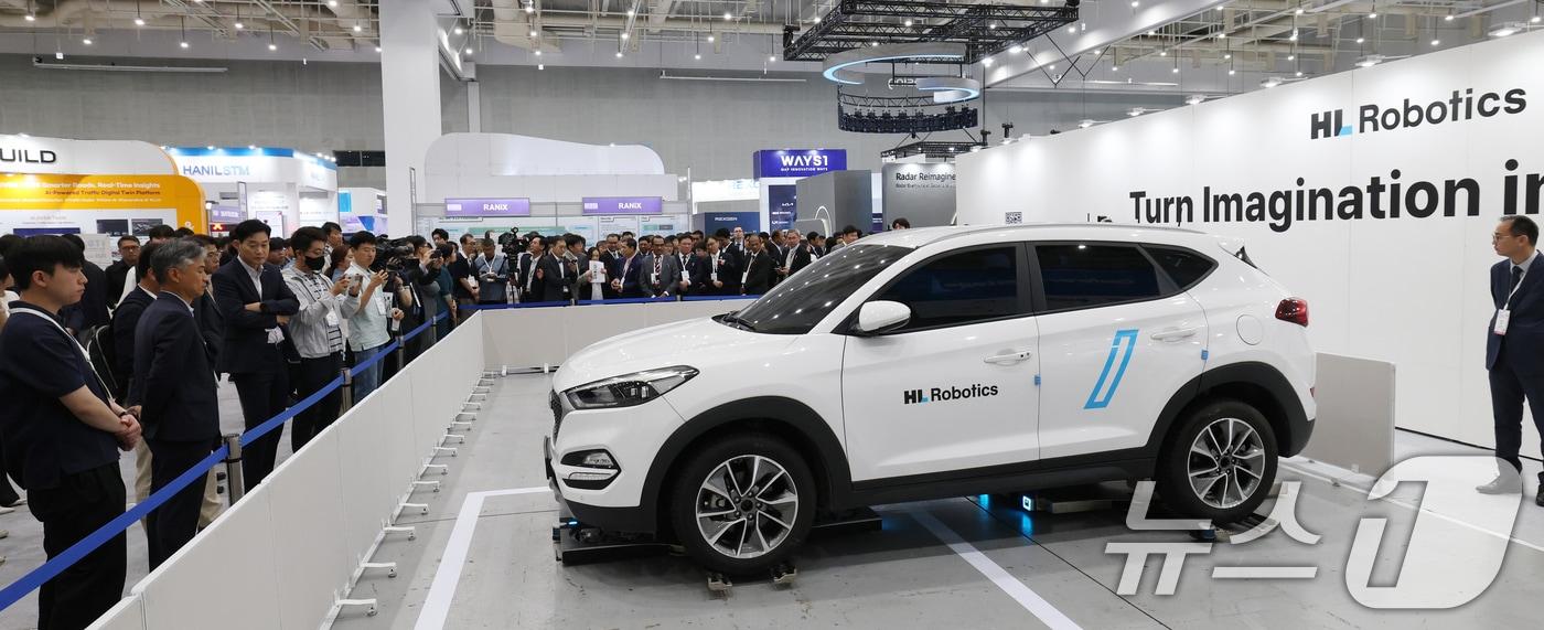 본문 이미지 - '2025 수원 ITS 아태총회'가 개막한 2025년 5월28일 오전 경기 수원시 영통구 수원컨벤션센터에서 HL로보틱스 주차로봇 '파키'가 자율주행 주차 관련 기술을 단독으로 시연하고 있다. 2025.5.28 ⓒ 뉴스1 김영운 기자