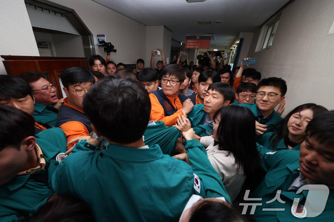 금호타이어 노조가 28일 광주 광산구청에 항의 방문하고 있다. 노조는 전날 박병규 구청장이 금호타이어 광주공장의 함평 빛그린 산단 이전 가능성이 낮다고 발언한 것에 대해 항의했다. 2025.5.28/뉴스1 ⓒ News1 이승현 기자