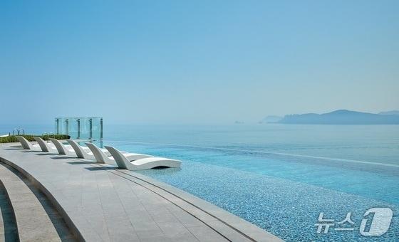 본문 이미지 - 호텔 시그니엘 부산 야외 수영장 전경.(시그니엘 부산 제공. 재판매 및 DB 금지)