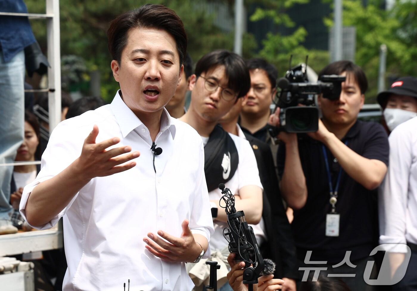 이준석 개혁신당 대통령 후보가 28일 서울 영등포구 여의도공원에서 유세를 마치고 취재진 질의에 답변하고 있다. 2025.5.28/뉴스1 ⓒ News1 김민지 기자