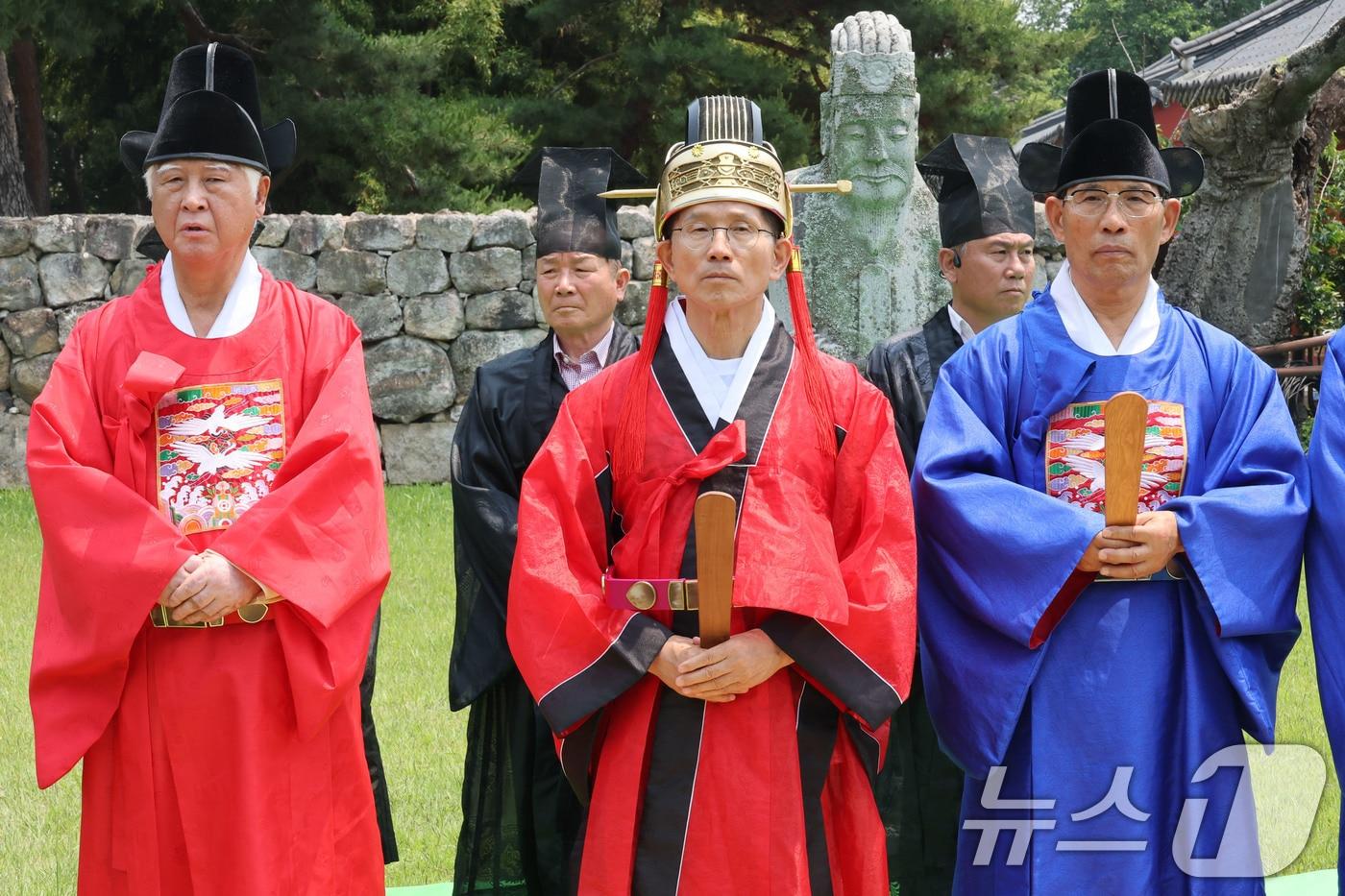 김문수 국민의힘 대통령 후보가 28일 경남 김해에서 가진 유세에 앞서 수로왕릉을 찾아 관복을 입고 헌화례를 하고 있다. 2025.5.28/뉴스1 ⓒ News1 이광호 기자