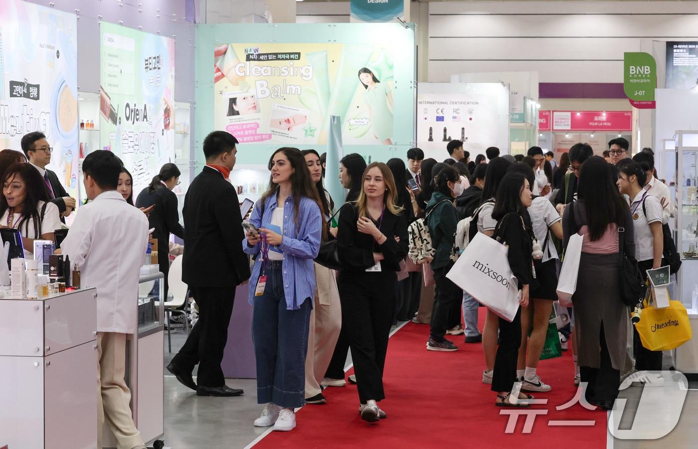 28일 서울 강남구 코엑스에서 열린 ‘2025 서울국제화장품미용산업박람회, 국제건강산업박람회(코스모뷰티서울, 헬스&뷰티위크)’가 외국인 관람객으로 붐비고 있다. 화장품, 헤어, 에스테틱, 네일, 이너뷰티와 헬스 등 미용산업과 건강산업 관련 트렌드를 전시하는 이번 박람회는 30일까지 계속된다. 2025.5.28/뉴스1 ⓒ News1 박세연 기자