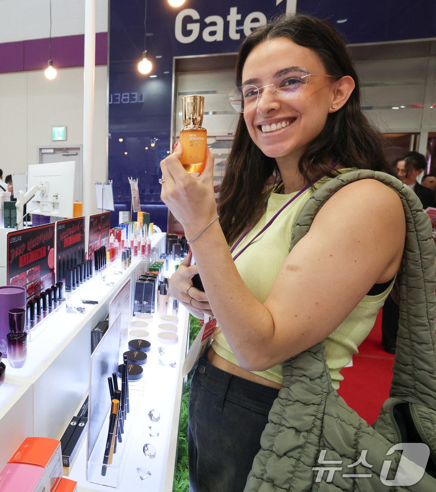 본문 이미지 - 28일 서울 강남구 코엑스에서 열린 ‘2025 서울국제화장품미용산업박람회, 국제건강산업박람회&#40;코스모뷰티서울, 헬스&뷰티위크&#41;’를 찾은 외국인 관람객이 화장품을 살펴보고 있다. 화장품, 헤어, 에스테틱, 네일, 이너뷰티와 헬스 등 미용산업과 건강산업 관련 트렌드를 전시하는 이번 박람회는 30일까지 계속된다. 2025.5.28/뉴스1 ⓒ News1 박세연 기자