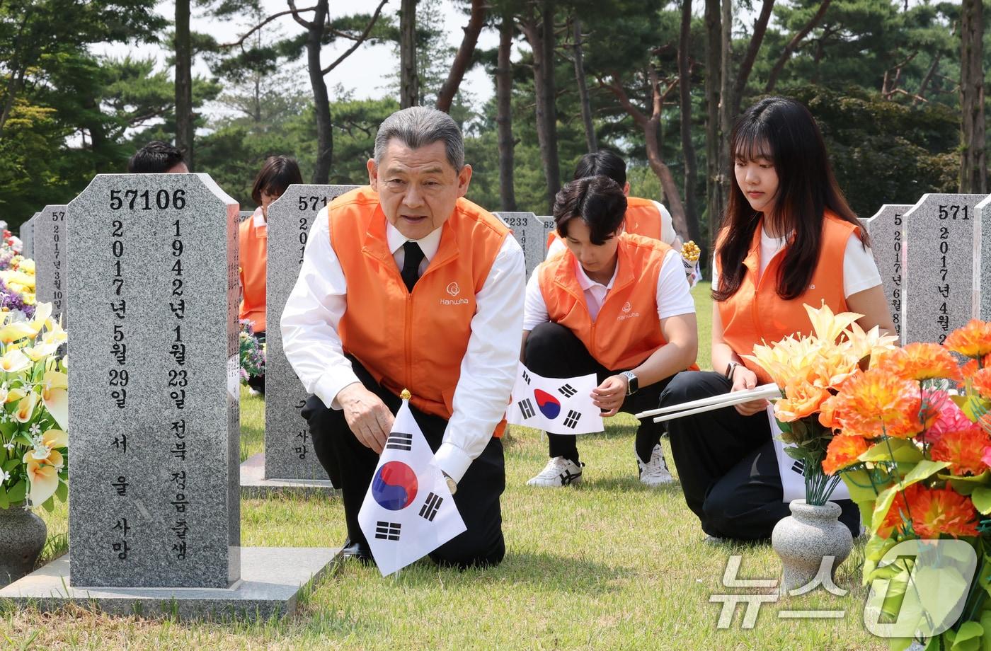 28일 대전 유성구 국립대전현충원 3묘역에서 김신연 한화사회봉사단장(한화솔루션 사장)을 비롯해 한화에어로스페이스, 한화첨단소재, ㈜한화 글로 벌부문, 한화솔루션 중앙연구소, 한화모멘텀, 한화갤러리아, 한화토탈에너 지스, 한화임팩트, 한화손해보험 등 대전·충청지역의 사업장 대표와 임직 원들 70여명이 묘역에 태극기 태극기 꽂기와 묘역 정비 활동을 진행하고 있다. 2025.5.28/뉴스1 ⓒ News1 김기태 기자
