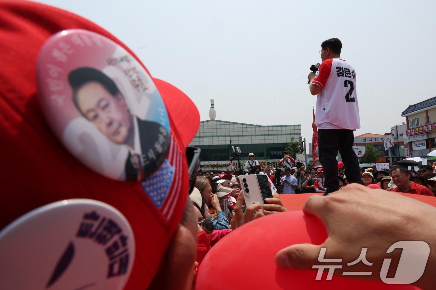 김문수 국민의힘 대통령 후보가 지난 28일 경남 김해시 김수로왕릉공원 앞 유세에서 시민들에게 지지를 호소하고 있다. &#40;공동취재&#41; 2025.5.28/뉴스1 ⓒ News1 이광호 기자