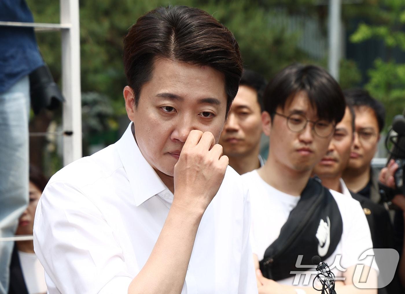 본문 이미지 - 이준석 개혁신당 대통령 후보가 28일 서울 영등포구 여의도공원에서 유세를 마치고 취재진 질의를 듣고 있다. 2025.5.28/뉴스1 ⓒ News1 김민지 기자