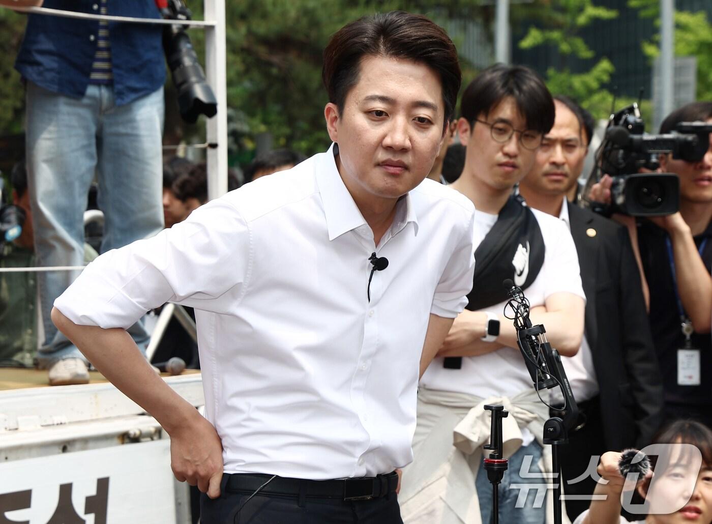 본문 이미지 - 이준석 개혁신당 대통령 후보가 28일 서울 영등포구 여의도공원에서 유세를 마치고 취재진 질의에 답변하고 있다. 2025.5.28/뉴스1 ⓒ News1 김민지 기자