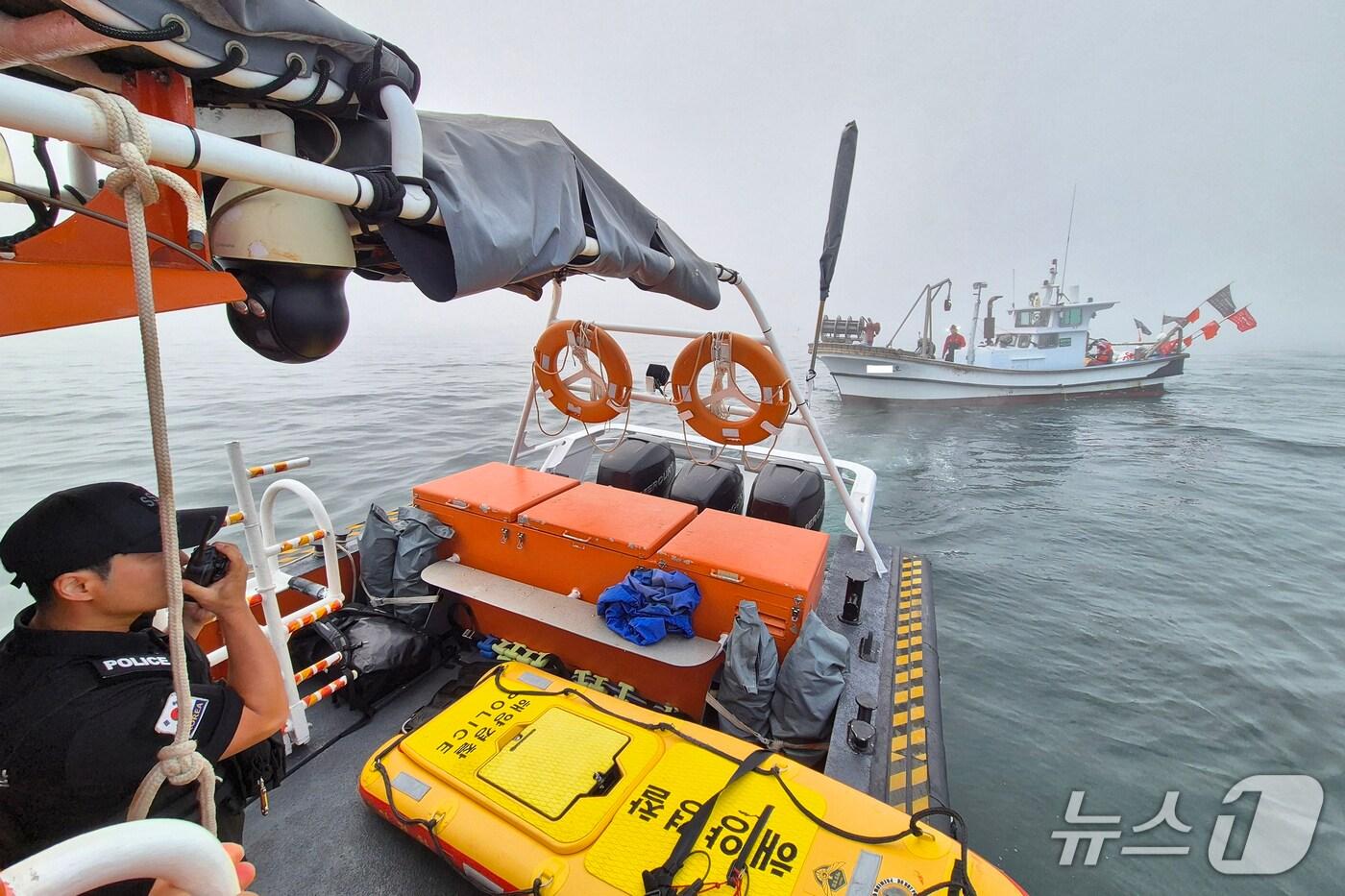 28일 오전 8시34분쯤 경북 울진군 기성면 구산해수욕장 앞바다에서 항해하던 A호(3.82톤)가 좌초됐다. (울진해양경찰서 제공, 재판매 및 DB 금지) 2025.5.28/뉴스1 