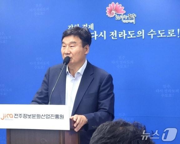 본문 이미지 - 허전 전주정보문화산업진흥원장이 28일 전주시청에서 기자회견을 갖고, 올해 핵심 추진사업에 대해 설명하고 있다./뉴스1 임충식 기자