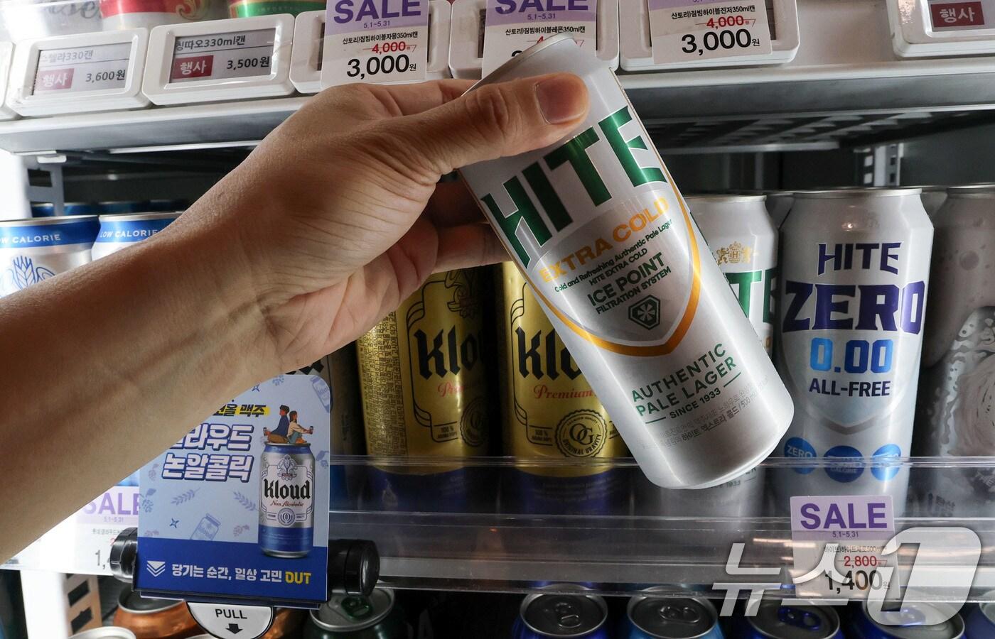 28일 서울시내의 한 편의점에서 하이트진로 맥주를 판매하고 있다. 2025.5.28/뉴스1 ⓒ News1 박세연 기자