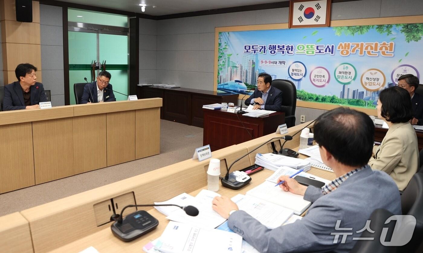 충북 진천군은 28일 군청 소회의실에서 '2025년 상반기 주요 업무 추진상황 보고회'를 개최했다.(진천군 제공)/뉴스1