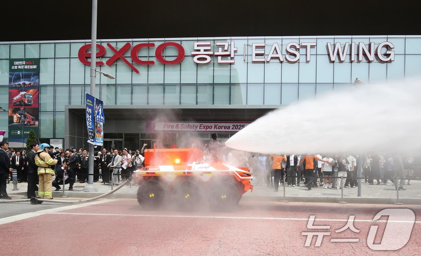 본문 이미지 - 28일 대구 북구 엑스코(EXCO)에서 개막한 '2025 국제소방안전박람회'를 찾은 관람객이 소방청과 현대자동차그룹이 공동 개발한 차량형 무인 소방로봇 시연을 지켜보고 있다. 2025.5.28 ⓒ 뉴스1 공정식 기자