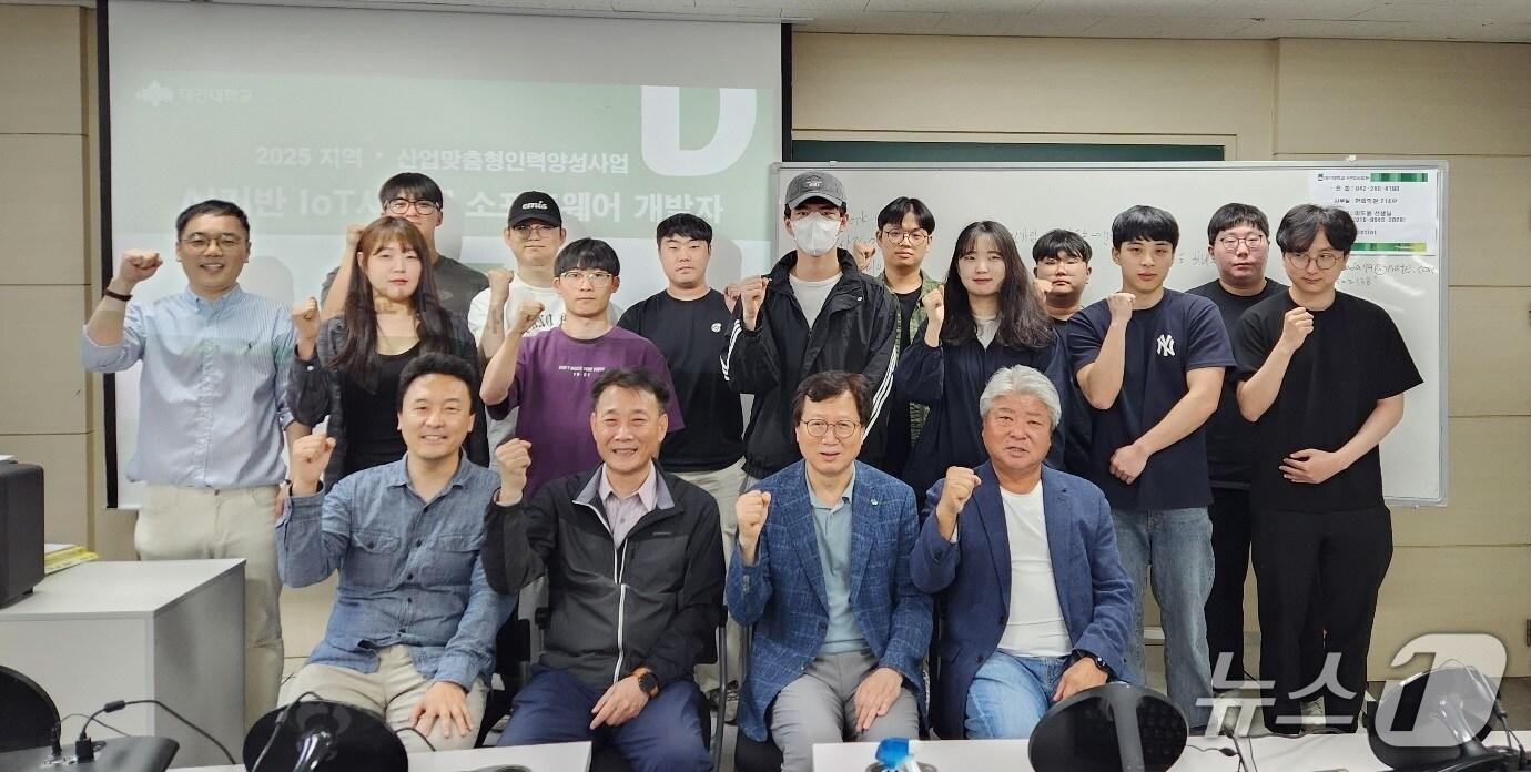 본문 이미지 -  대전대 HRD사업단 ‘AI 기반 IoT시스템 소프트웨어 개발자’ 채용예정자 양성 과정 수료식 모습. (대전대 제공.재판매 및 DB금지)/뉴스1