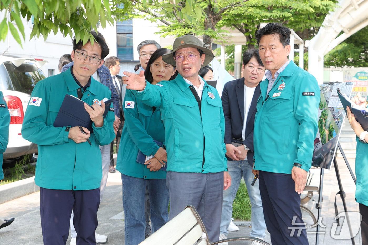 정인화 광양시장이  주요사업 현장을 방문하고 현장을 꼼꼼히 챙겨 사업의 완성도를 높히라고 당부했다.(광양시 제공)