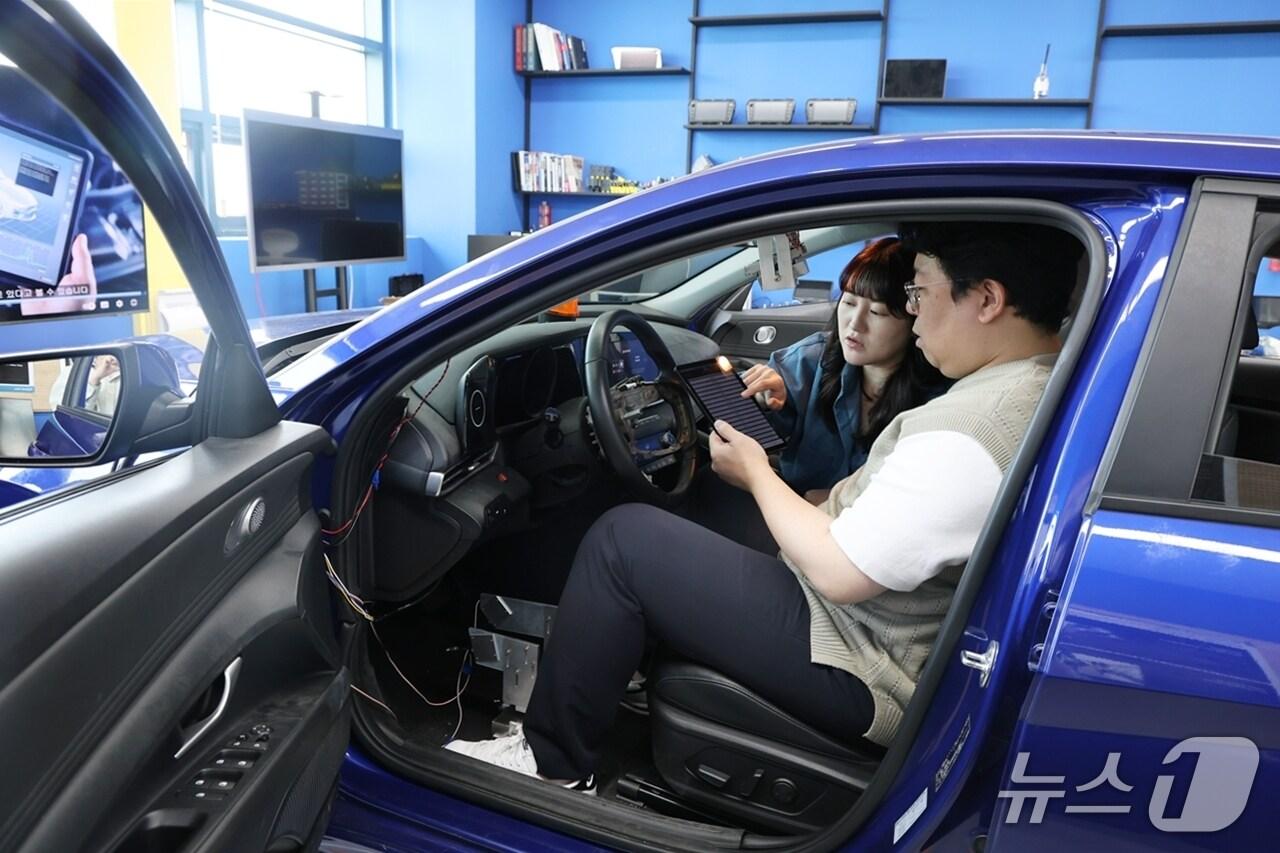 본문 이미지 - 단국대 연구팀이 차량에 저장된 개인정보를 안전하게 삭제할 수 있도록 개발한 솔루션을 시연하고 있다. (단국대 제공. 재판매 및 DB금지)