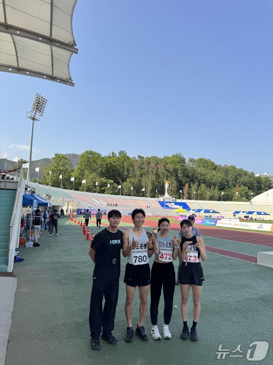 본문 이미지 - 2025 전국 종별 육상경기대회에서 메달을 획득한 진도군 육상팀이 기념사진을 찍고 있다.(진도군 제공, 재판매 및 DB 금지)  