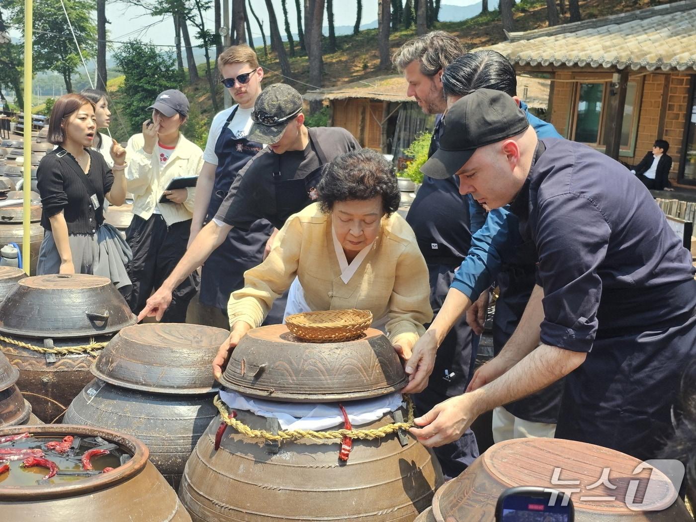본문 이미지 - 남도 명인 종가 미식클래스 전통장 체험.(전남도 제공. 재판매 및 DB금지) 2025.5.28/뉴스1