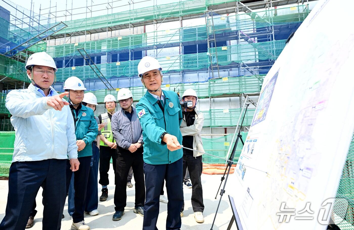 유정복 인천시장이 28일 하절기 수질안전 대비 시설점검을 위해 수산정수사업소 고도정수처리시설 공사현장을 찾아 현장을 점검하고 있다.(인천시 제공.재판매 및 DB금지)/ 뉴스1