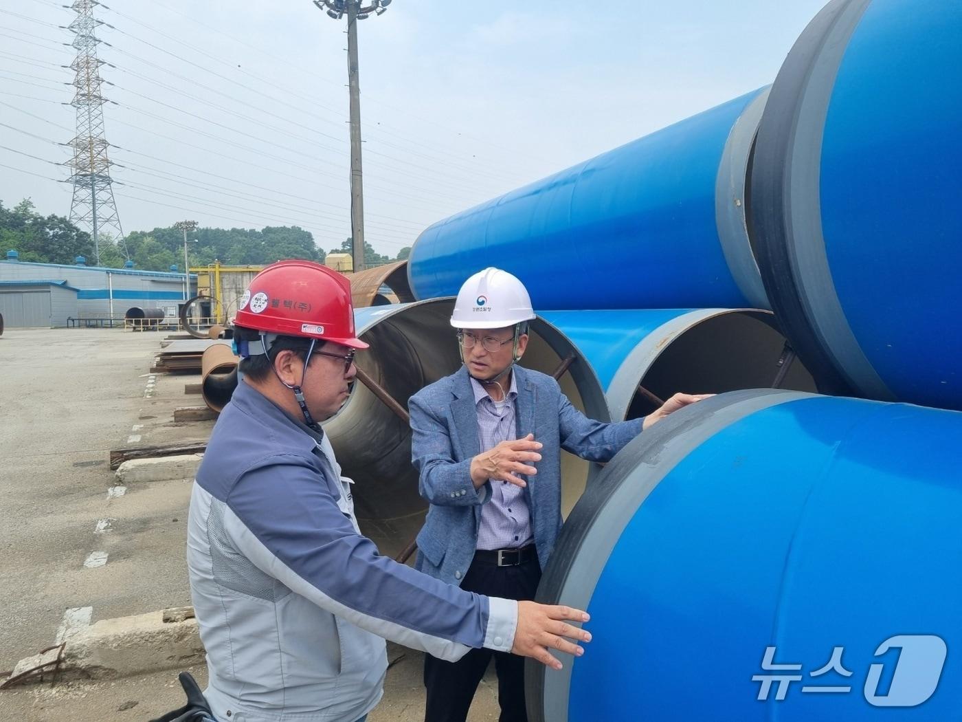 본문 이미지 - 이경원 강원조달청장은 28일 강원도 횡성군에 위치한 웰텍 생산 현장을 방문해 기업의 애로사항을 듣고 있다.(강원조달청 제공. 재판매 및 DB금지)/뉴스1