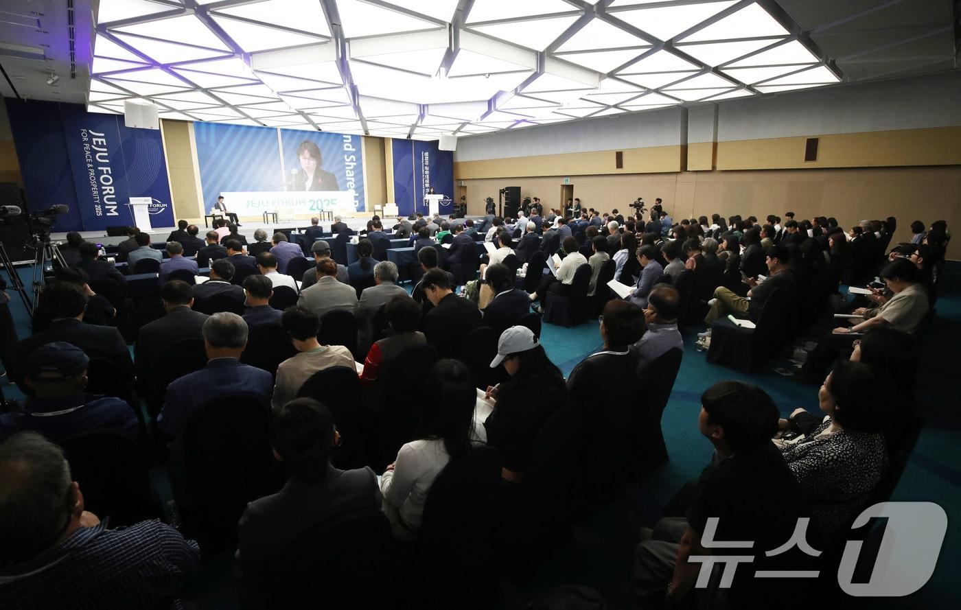 28일 제주 서귀포시 제주국제컨벤션센터에서 열린 제20회 제주포럼에서 '과거에 연루되기:재현·책임·윤리'를 주제로 한 4·3세션이 진행되고 있다. 2025.5.28/뉴스1 ⓒ News1 오현지 기자