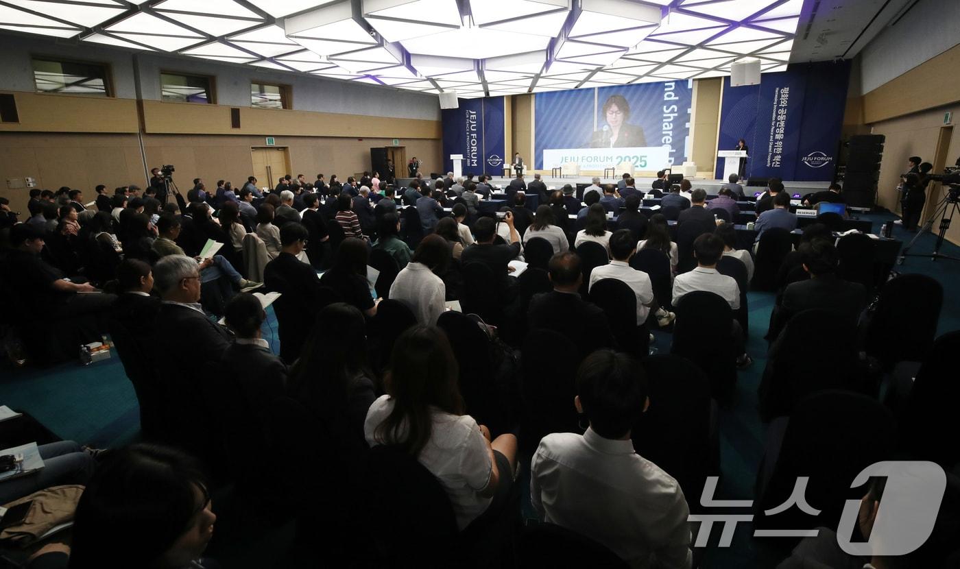 28일 제주 서귀포시 제주국제컨벤션센터에서 열린 제20회 제주포럼에서 '과거에 연루되기:재현·책임·윤리'를 주제로 한 4·3세션이 진행되고 있다. 2025.5.28/뉴스1 ⓒ News1 오현지 기자