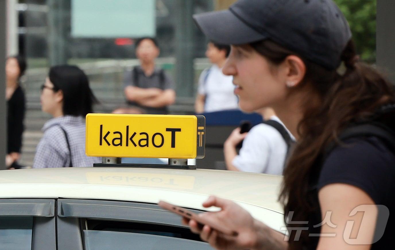 본문 이미지 - 공정거래위원회가 자사 택시 배차 플랫폼을 이용하지 않고 승객을 태운 경우에도 수수료 20%를 떼 간 카카오 택시 가맹본부에 시정명령과 함께 과징금 38억 8천2백만 원의 제재를 내렸다고 28일 밝혔다. 이날 서울 중구 서울역 택시 승강장에 정차한 카카오 택시. 2025.5.28/뉴스1 ⓒ News1 김진환 기자