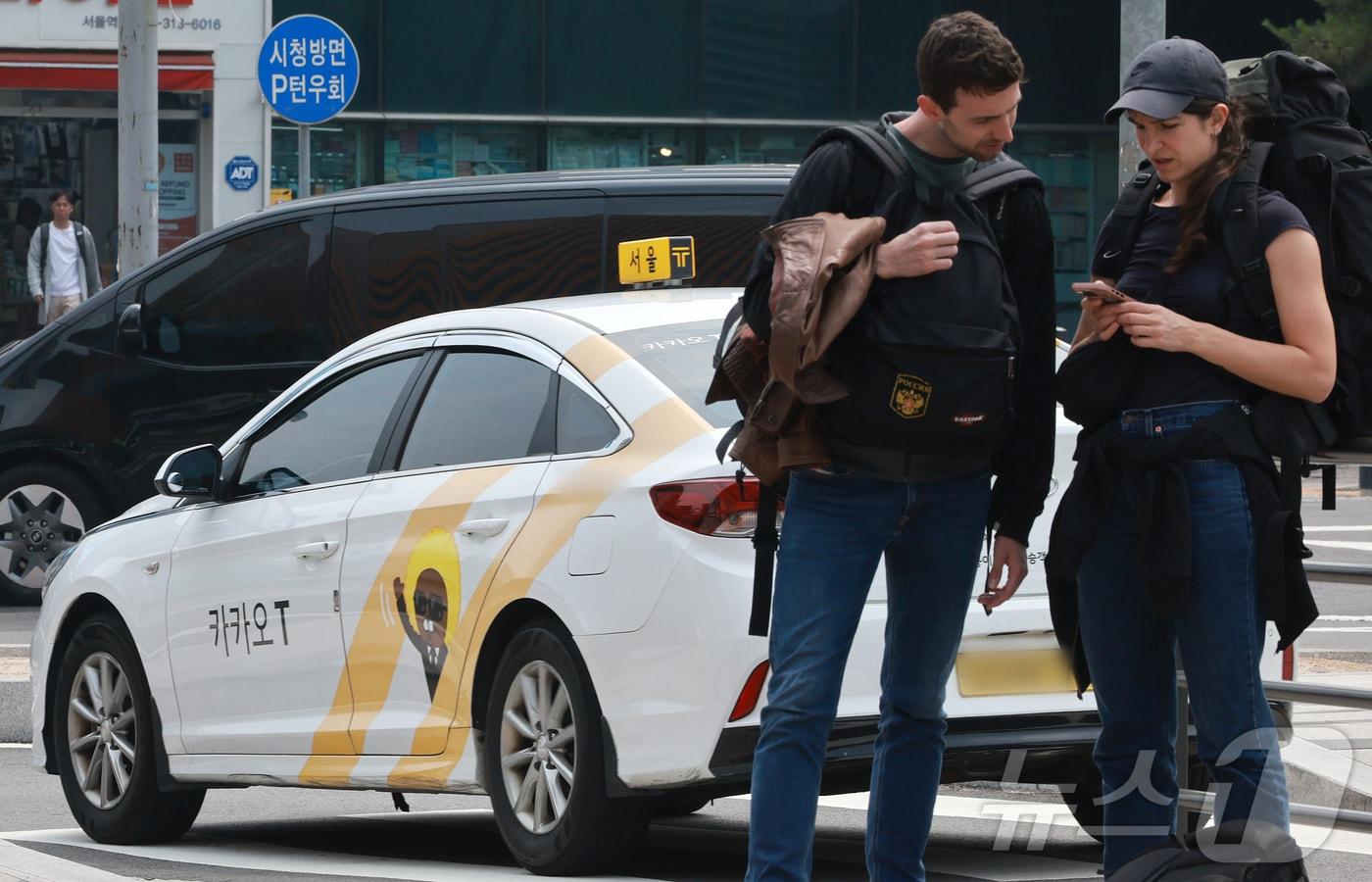 공정거래위원회가 자사 택시 배차 플랫폼을 이용하지 않고 승객을 태운 경우에도 수수료 20%를 떼 간 카카오 택시 가맹본부에 시정명령과 함께 과징금 38억 8200만 원의 제재를 내렸다고 5월 28일 밝혔다. 사진은 이날 서울 중구 서울역 택시 승강장에 정차한 카카오 택시. 2025.5.28/뉴스1 ⓒ News1 김진환 기자