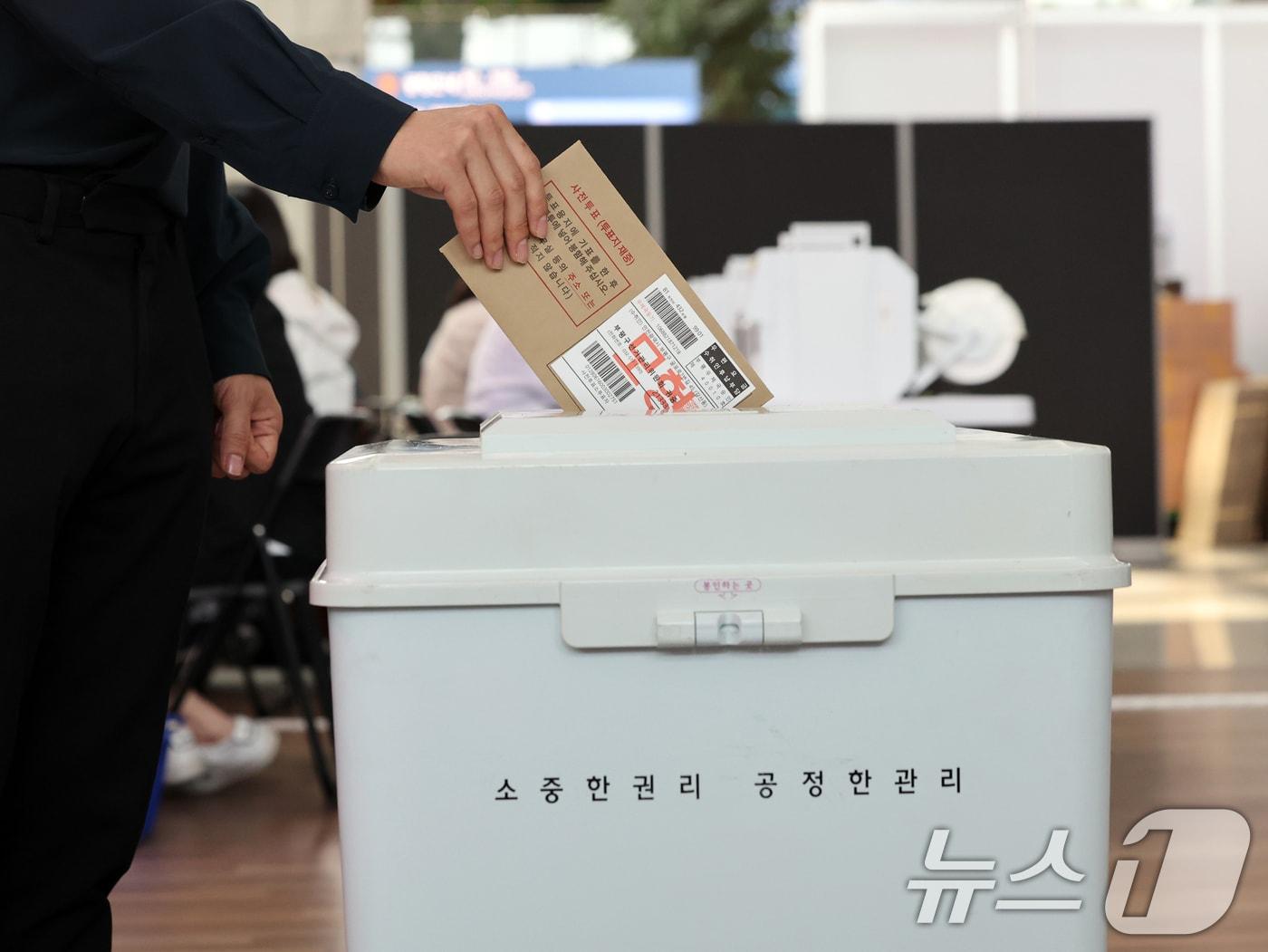 본문 이미지 - 제21대 대통령 선거 사전투표가 하루 앞으로 다가온 28일 오후 인천국제공항 제1터미널 출국장에 마련된 운서동 제2사전투표소에서 선관위 관계자가 사전투표 모의시험을 하고 있다. ⓒ News1 황기선 기자