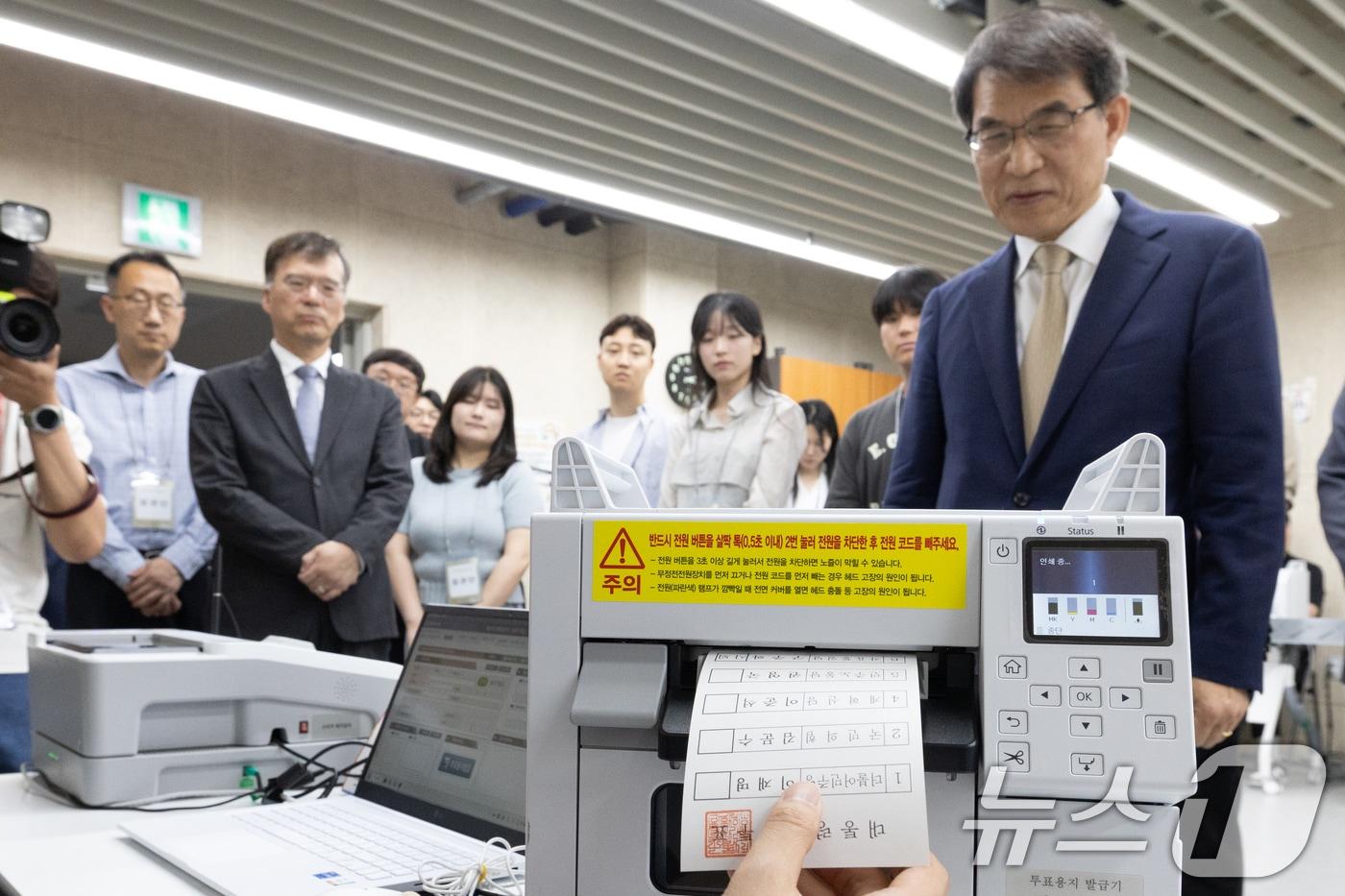 제21대 대통령 선거 사전투표를 하루 앞둔 28일 노태악 중앙선거관리위원장이 서울 광진구 중곡3동 주민센터에 마련된 사전투표소에서 사전투표 모의 체험을 하고 있다. 2025.5.28/뉴스1 ⓒ News1 이승배 기자