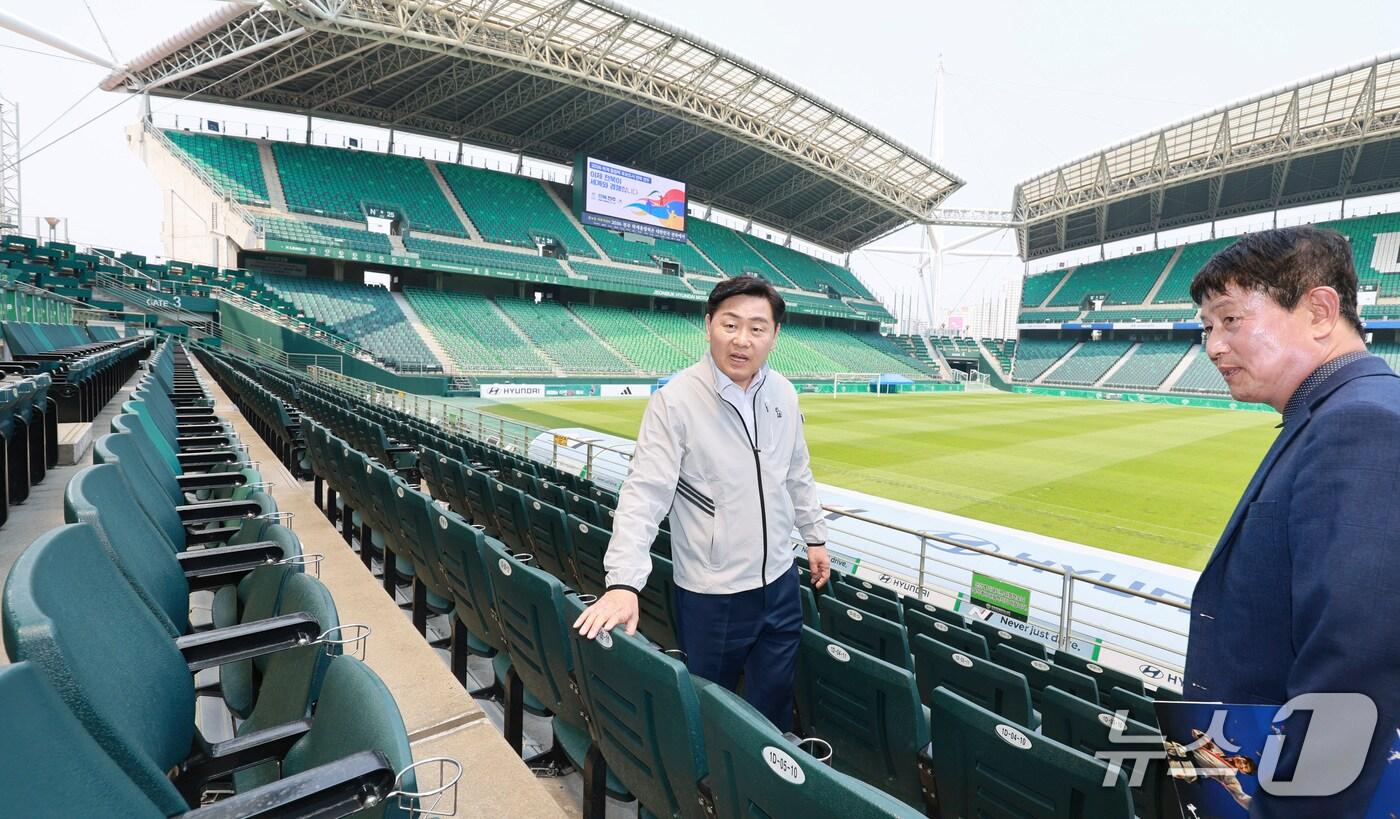 28일 김관영 전북도지사가 2036 전주하계올림픽 주경기장으로 활용이 검토되고 있는 전주월드컵경기장을 찾아  주요 시설을 점검하고 있다.(전북도 제공. 재판매 및 DB금지)/뉴스1
