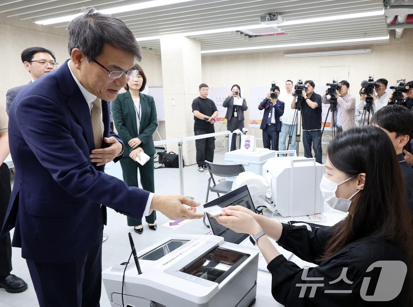 본문 이미지 - 제21대 대통령 선거 사전투표를 하루 앞둔 28일 노태악 중앙선거관리위원장이 서울 광진구 중곡3동 주민센터에 마련된 사전투표소에서 사전투표 모의체험을 하고 있다. (공동취재) 2025.5.28/뉴스1 ⓒ News1 이승배 기자