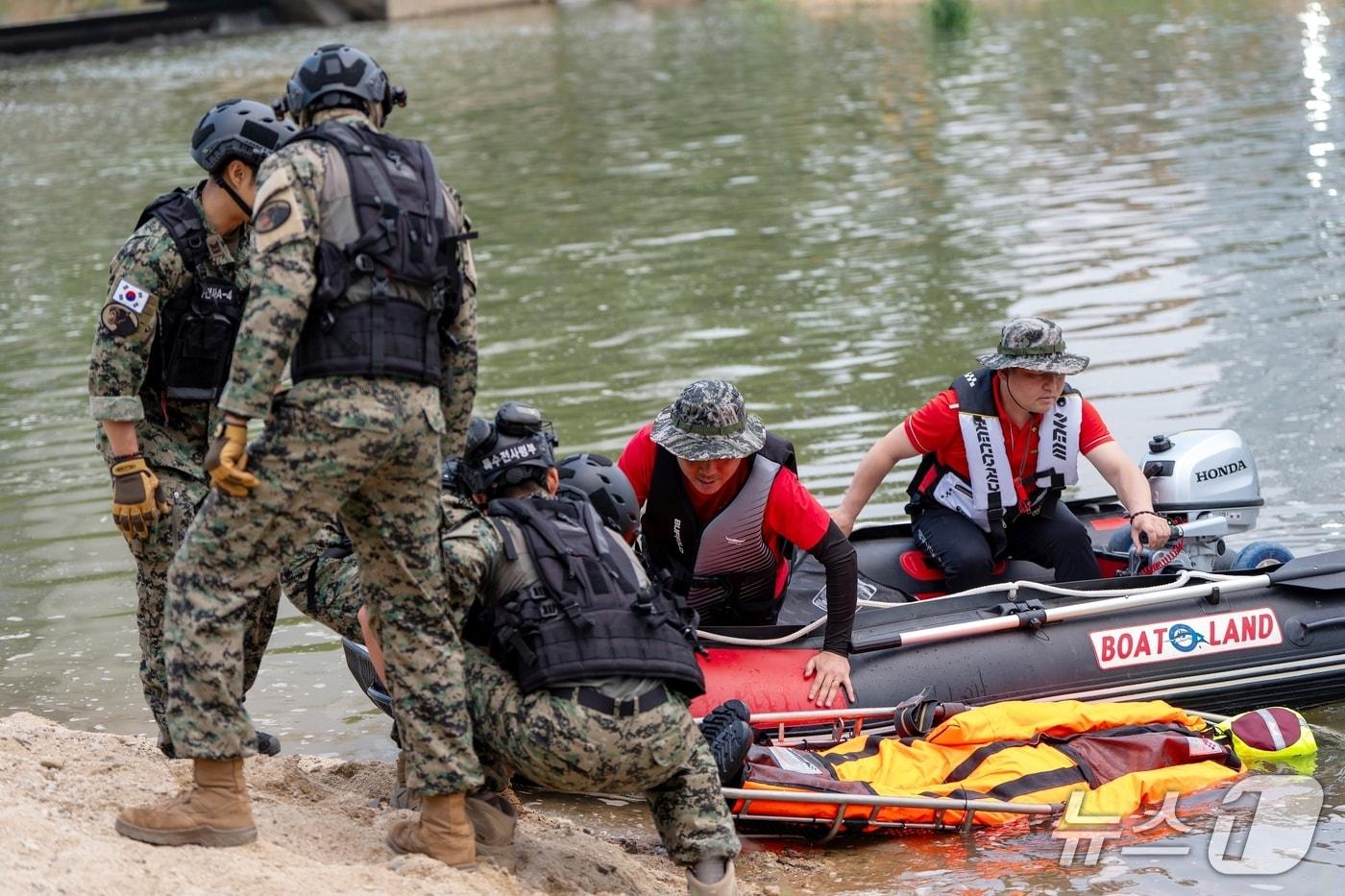 충북 증평군은 28일 보강천 일대에서 여름철 풍수해에 대비한 대응체계를 점검하는 &#39;2025년 재난대응 안전한국훈련&#39;을 진행했다.&#40;증평군 제공, 재판매 및 DB금지&#41;/뉴스1