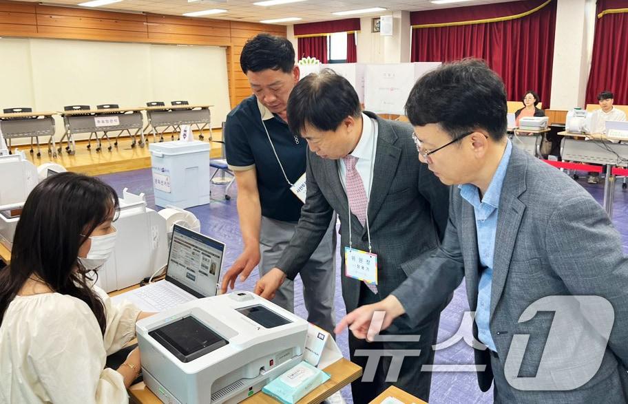 본문 이미지 - 장용기 광주시 선거관리위원회 위원장이 28일 사전투표 최종 모의 시험을 점검하고 있다.&#40;광주시 선관위 제공. 재판매 및 DB 금지&#41; 2025.5.28/뉴스1 