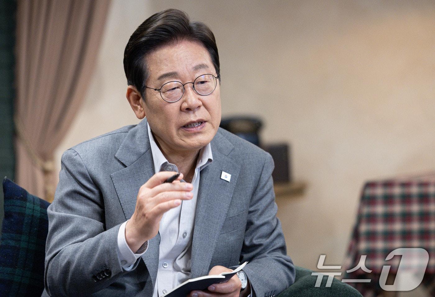 이재명 더불어민주당 대통령 후보가 28일 오후 서울 강남구의 한 스튜디오에서 열린 '1400만 개미와 한배 탔어요' 유튜브 라이브에서 발언을 하고 있다. 2025.5.28/뉴스1 ⓒ News1 이재명 기자