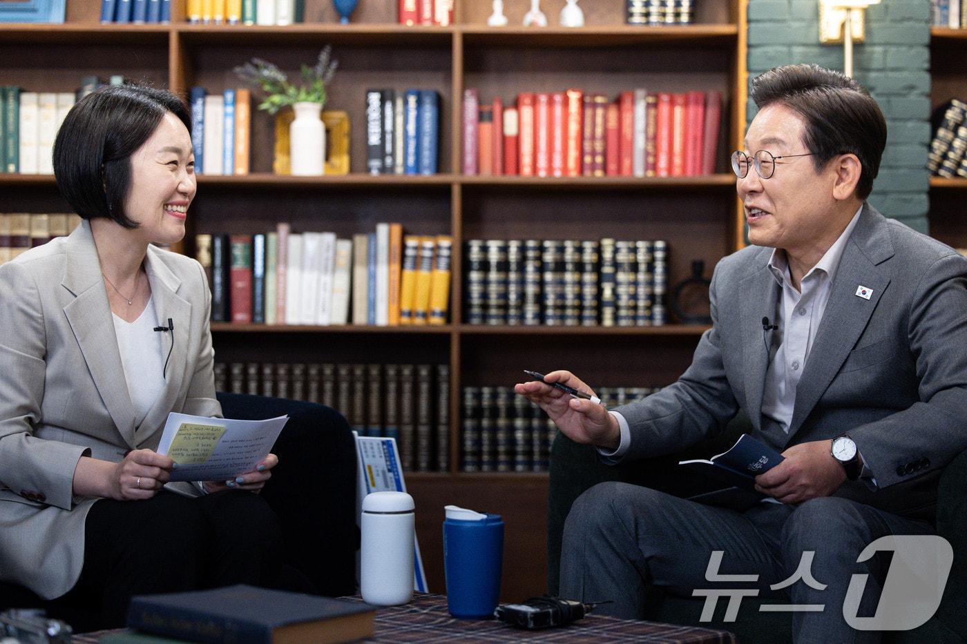 이재명 더불어민주당 대통령 후보가 28일 오후 서울 강남구의 한 스튜디오에서 열린 '1400만 개미와 한배 탔어요' 유튜브 라이브에서 발언을 하고 있다. 2025.5.28/뉴스1 ⓒ News1 이재명 기자