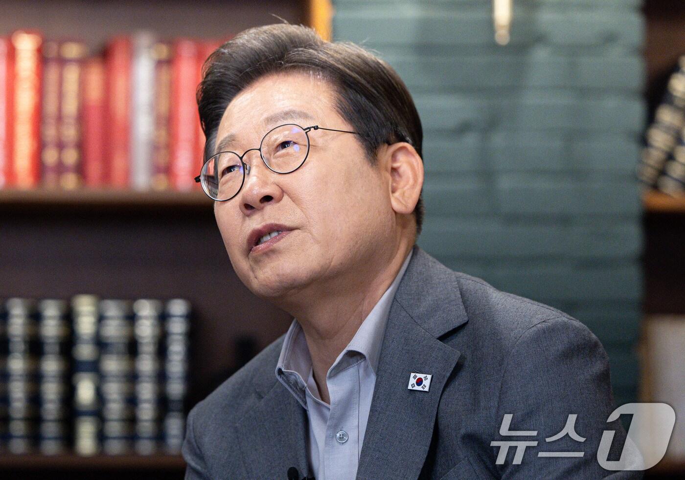 이재명 더불어민주당 대통령 후보가 28일 오후 서울 강남구의 한 스튜디오에서 열린 '1400만 개미와 한배 탔어요' 유튜브 라이브에서 발언을 하고 있다. 2025.5.28/뉴스1 ⓒ News1 이재명 기자