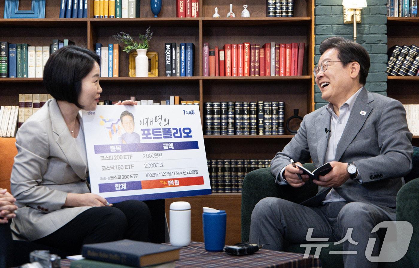 이재명 더불어민주당 대통령 후보가 28일 오후 서울 강남구의 한 스튜디오에서 열린 '1400만 개미와 한배 탔어요' 유튜브 라이브에서 미소를 짓고 있다. 2025.5.28/뉴스1 ⓒ News1 이재명 기자