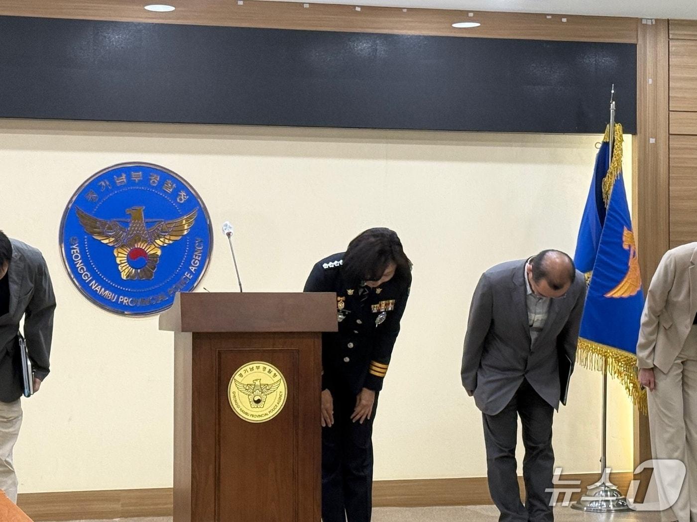 본문 이미지 - 강은미 경기 화성동탄경찰서장이 28일 &#39;동탄 납치살인 사건&#39;과 관련해 경기남부경찰청에서 브리핑을 열고 공식 사과하고 있다. 2025.5.28/뉴스1 ⓒNews1 김기현 기자