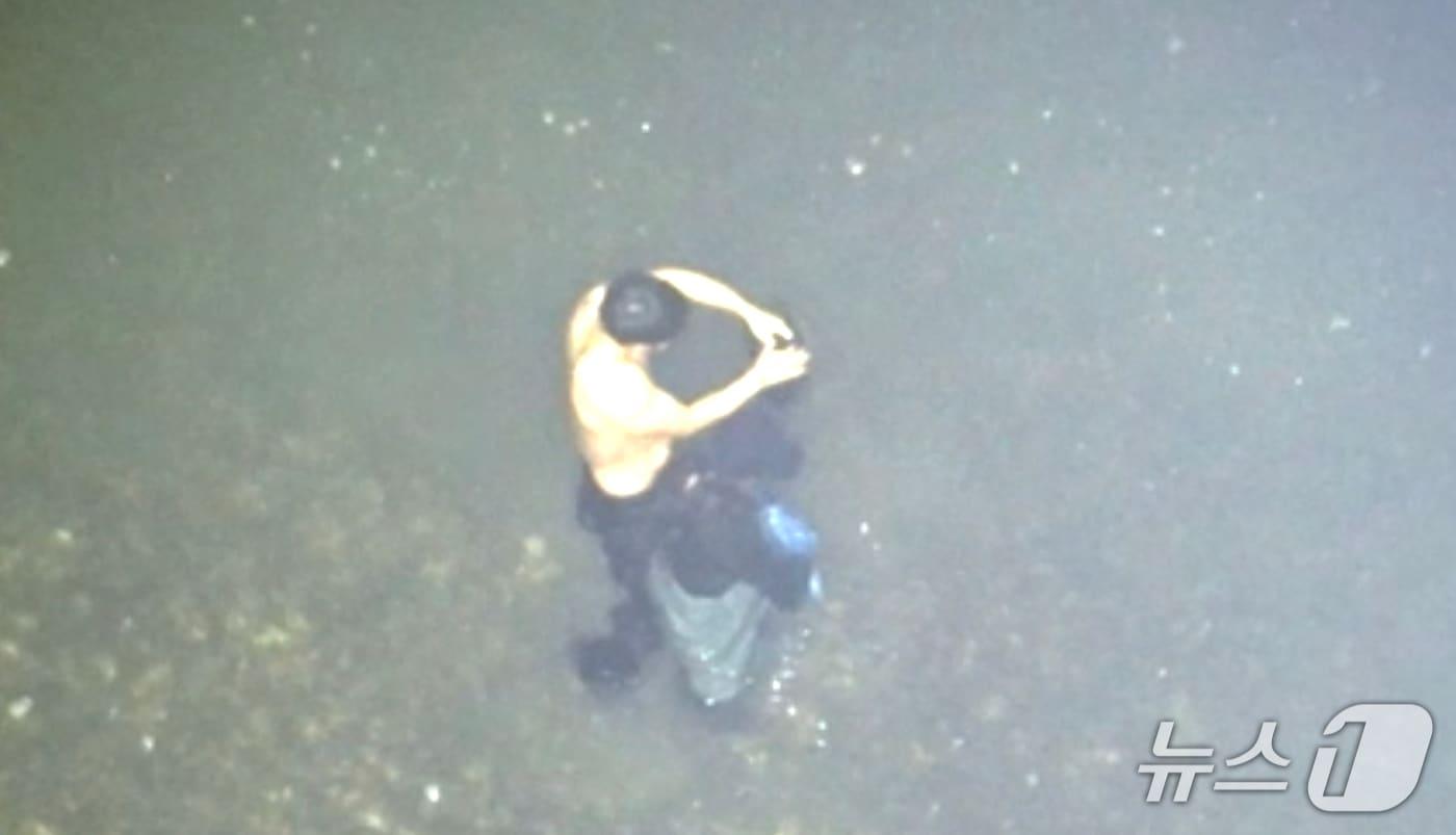 발견된 요구조자(인천 해양경찰서 제공.재판매 및 DB금지)